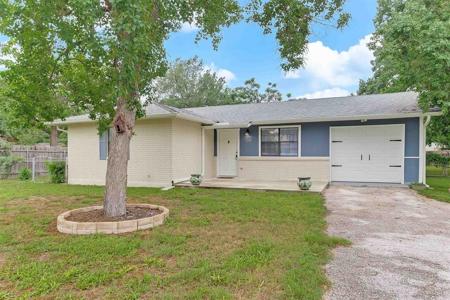 1206 Hackberry DR