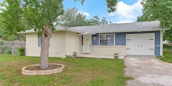 1206 Hackberry DR