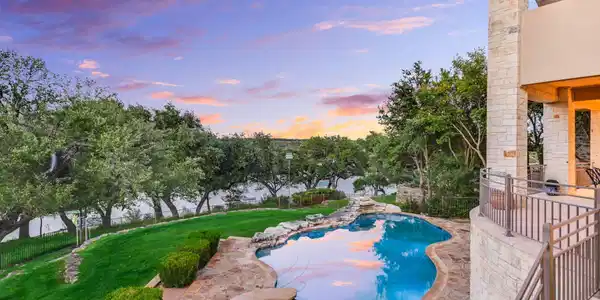 3004 Travis Lakeside DR