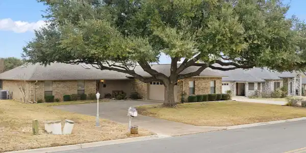 210 Meadowlakes DR