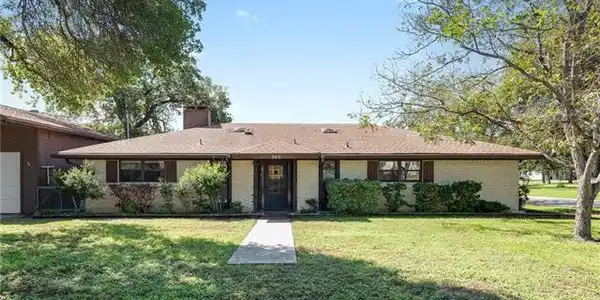 302 Elm CIR