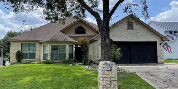 401 Meadowlakes DR