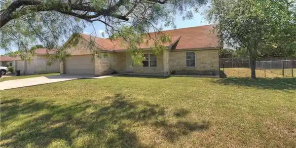 638 Aspen LN