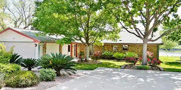 1009 Lakeshore Dr