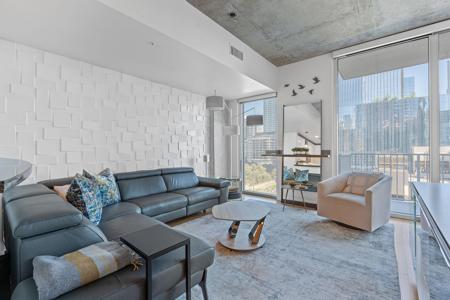 360 Nueces ST