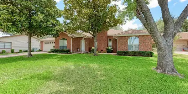 215 Meadowlakes DR