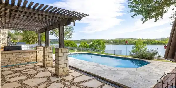 421 Meadowlakes DR
