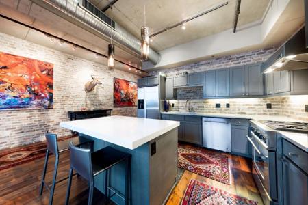 800 W 5th ST