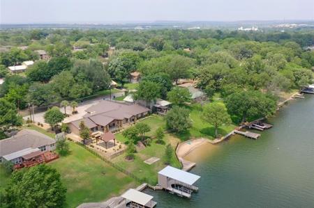 1103 Lakeshore DR