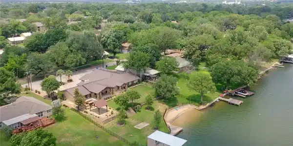 1103 Lakeshore DR