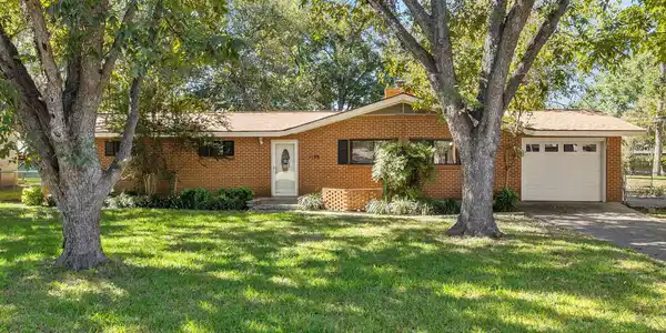 1106 Live Oak DR