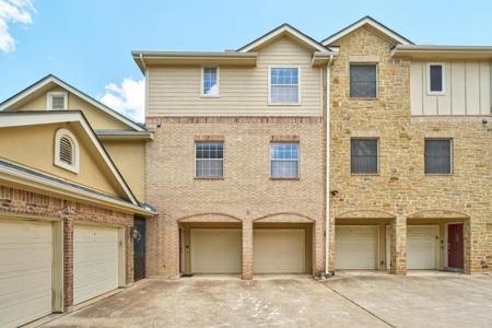 1402 Parker LN