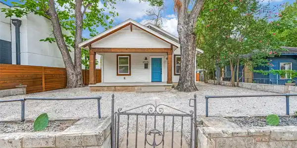 2513 E Cesar Chavez ST