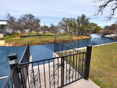 305 Robinhood Ln