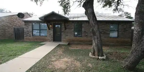 728 Pecan LN