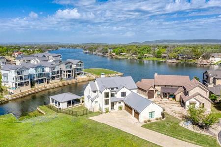 302 Clearwater DR