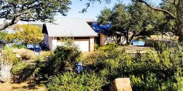 605 Lakeshore DR