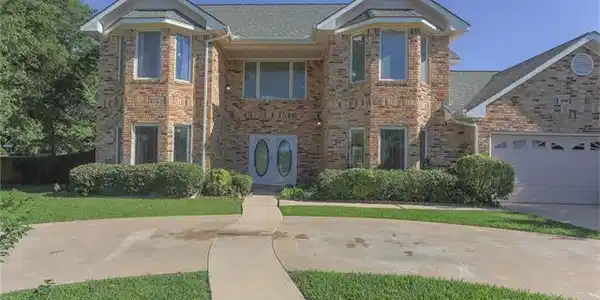 221 Meadowlakes Dr