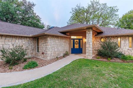 1303 Lakeshore DR