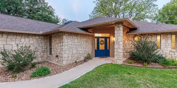 1303 Lakeshore DR