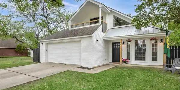 406 Meadowlakes DR