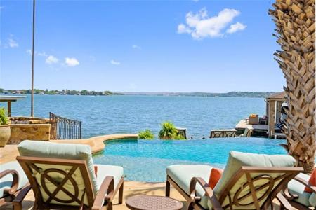 322 Beach DR