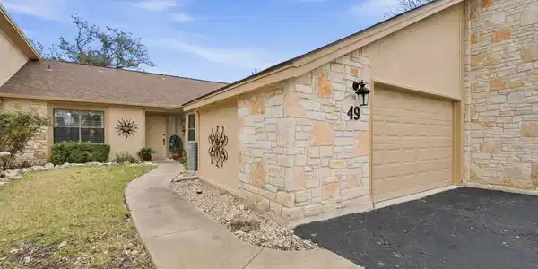 49 Oaks PL