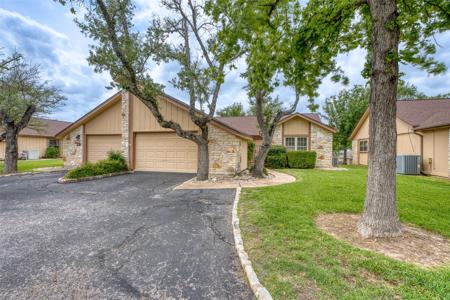27 Oaks PL
