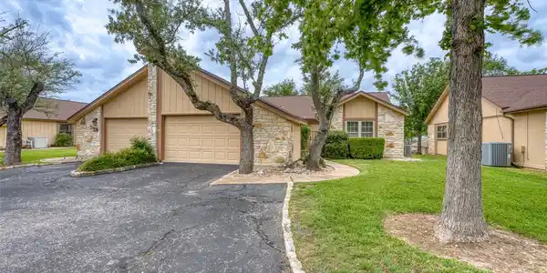 27 Oaks PL