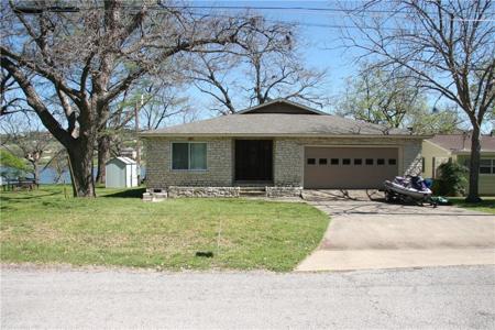903 Lakeshore DR