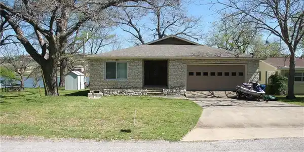 903 Lakeshore DR