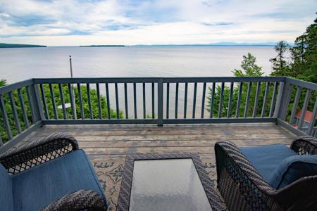 213 Corlear Bay
