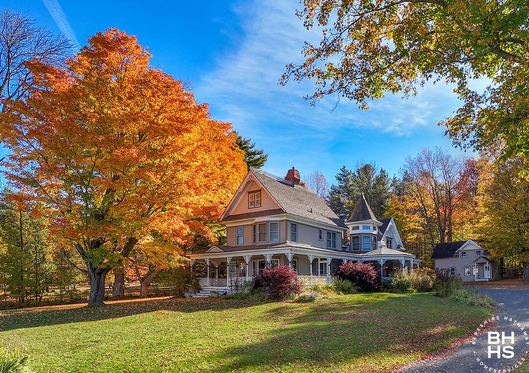 Image 1: WaterfrontVictorianOnTupperLake_Fall25