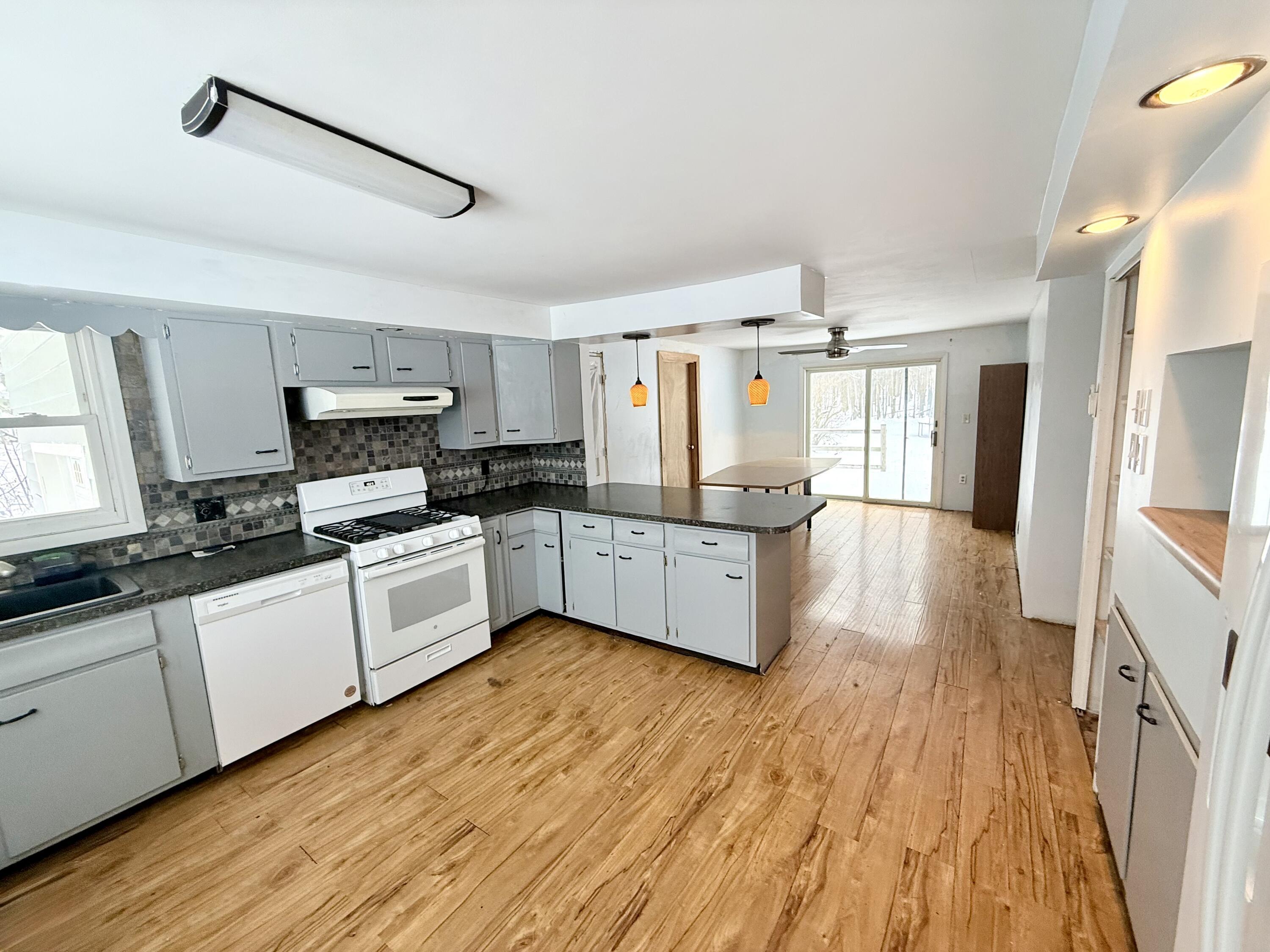 Image 2: Kitchen