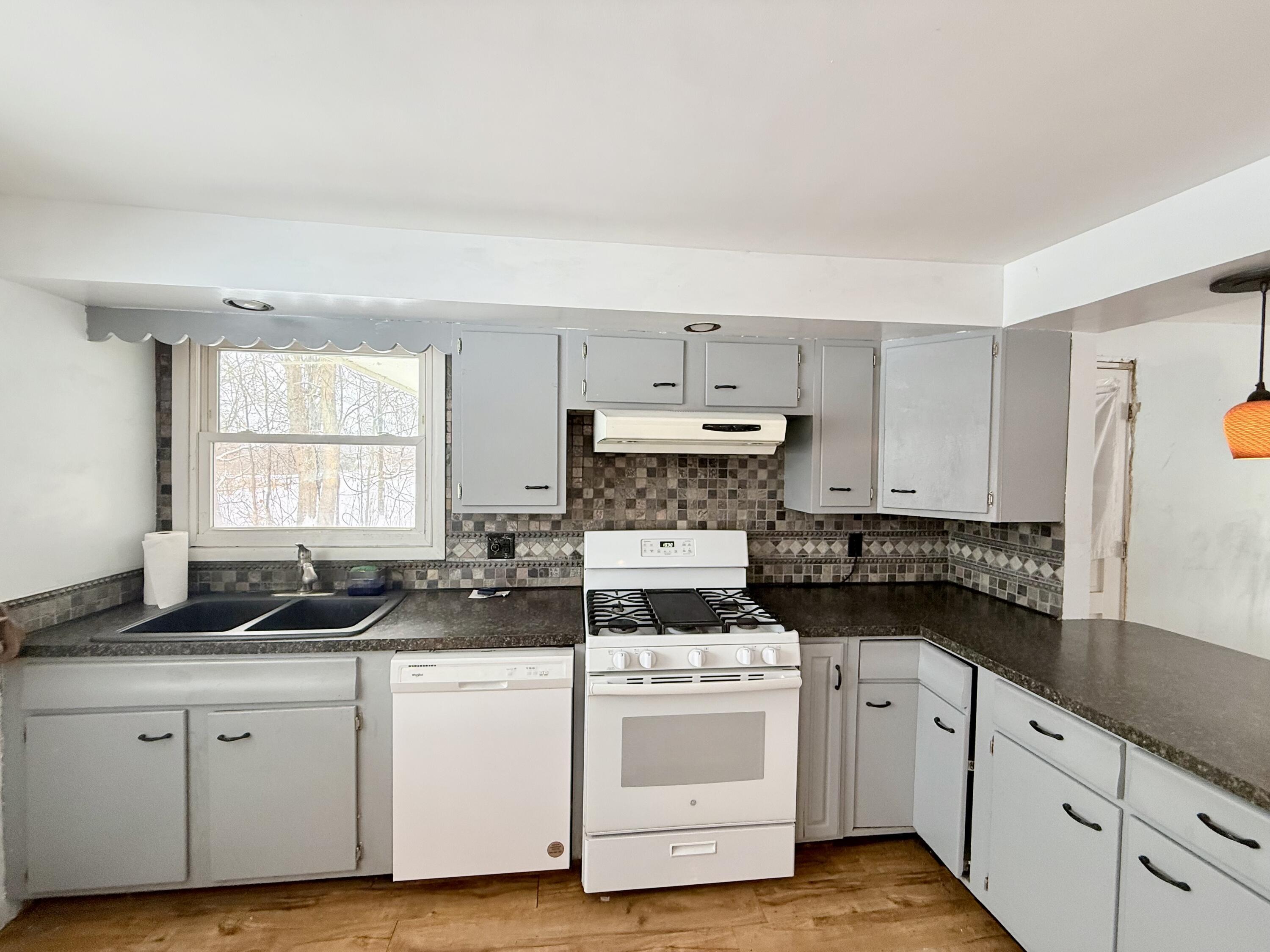 Image 3: Kitchen