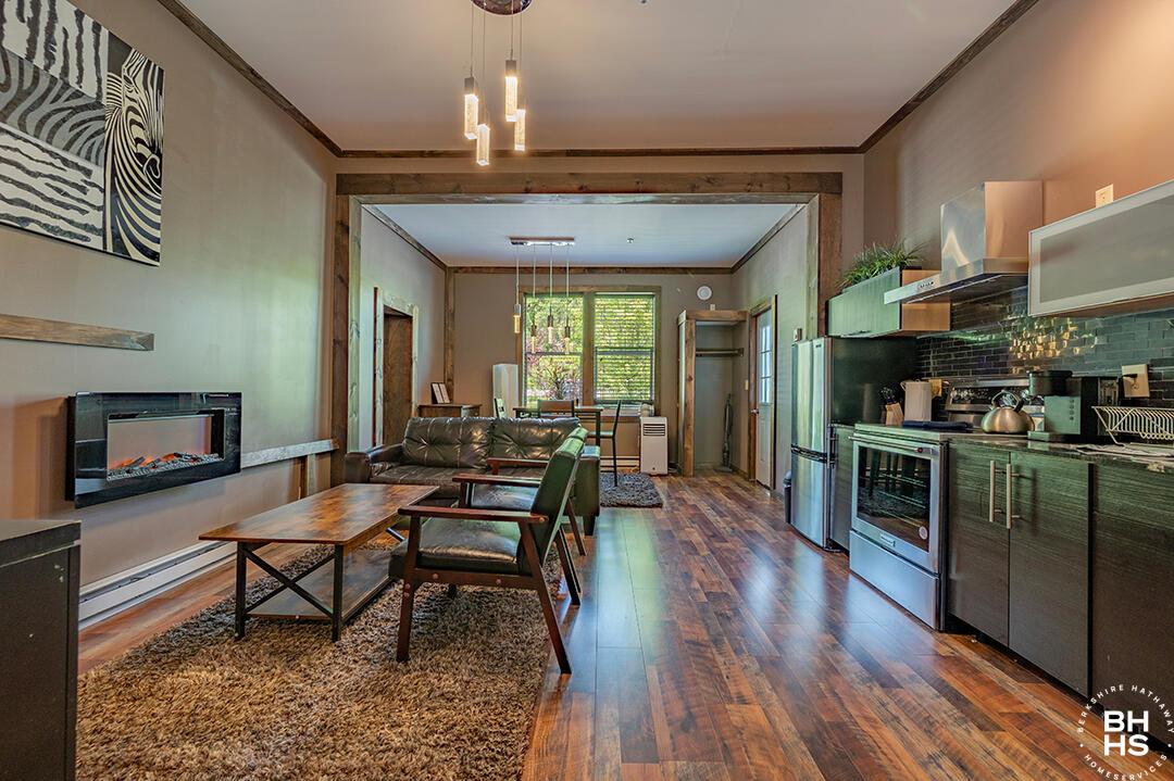 Image 1: Downhill1Condo_Summer_LR_Kitchen
