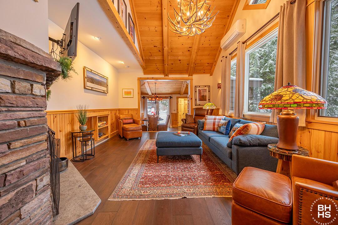 Image 2: LakePlacidCottageOnChipmunk_LR_To_DR