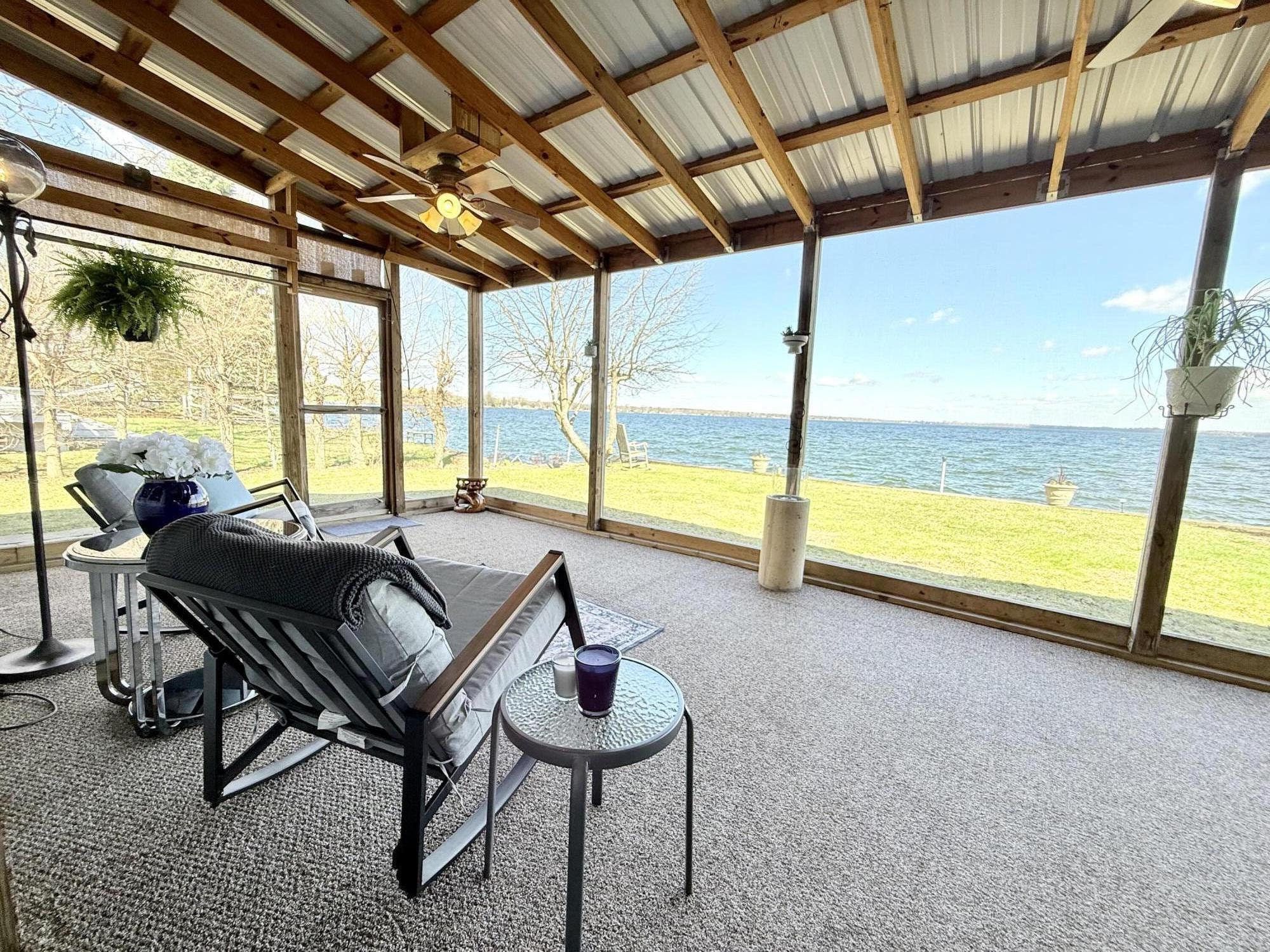 Image 3: Screen porch