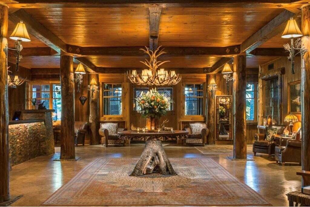 Image 2: Lodge entrance