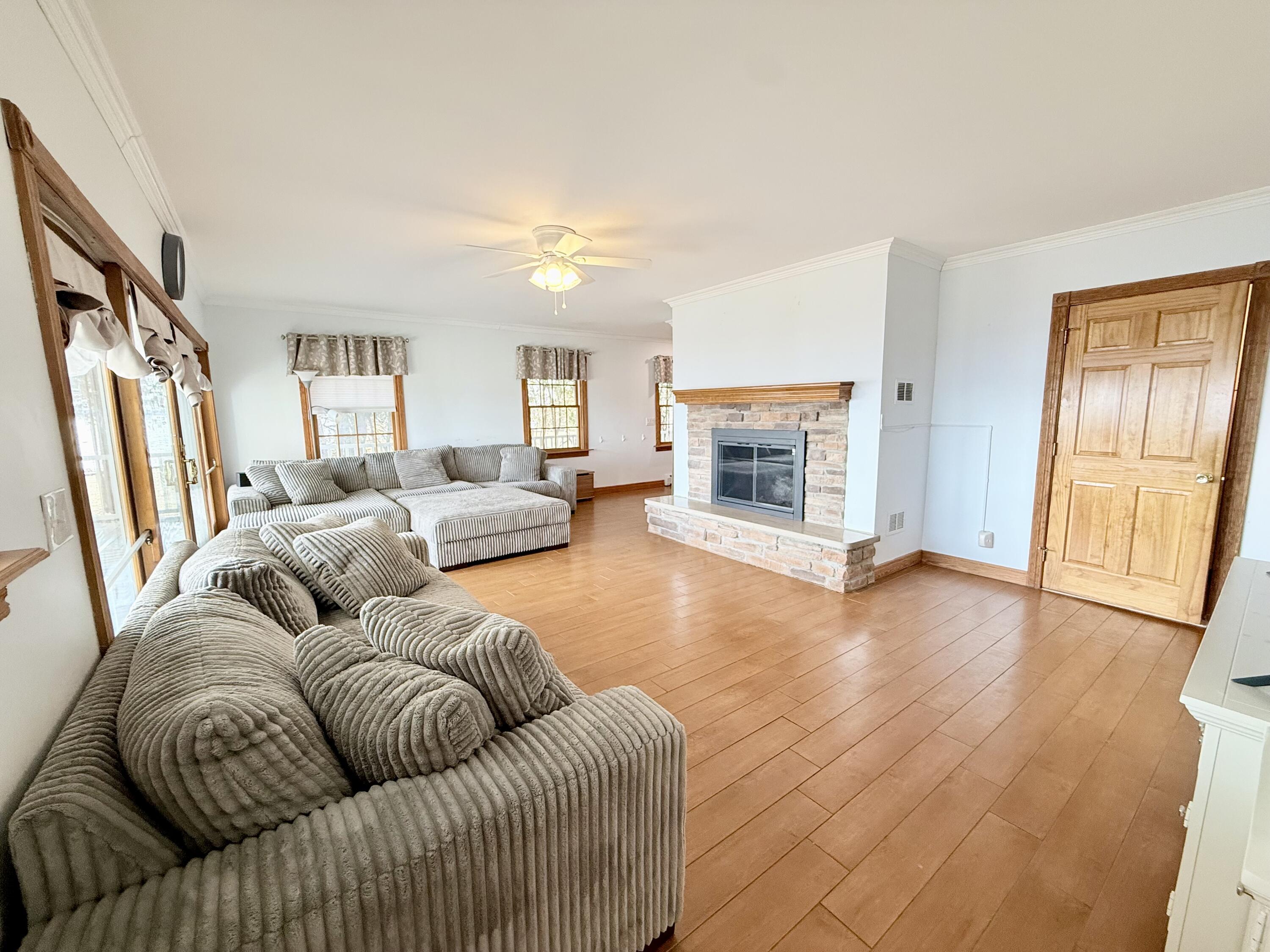 Image 3: Living Room