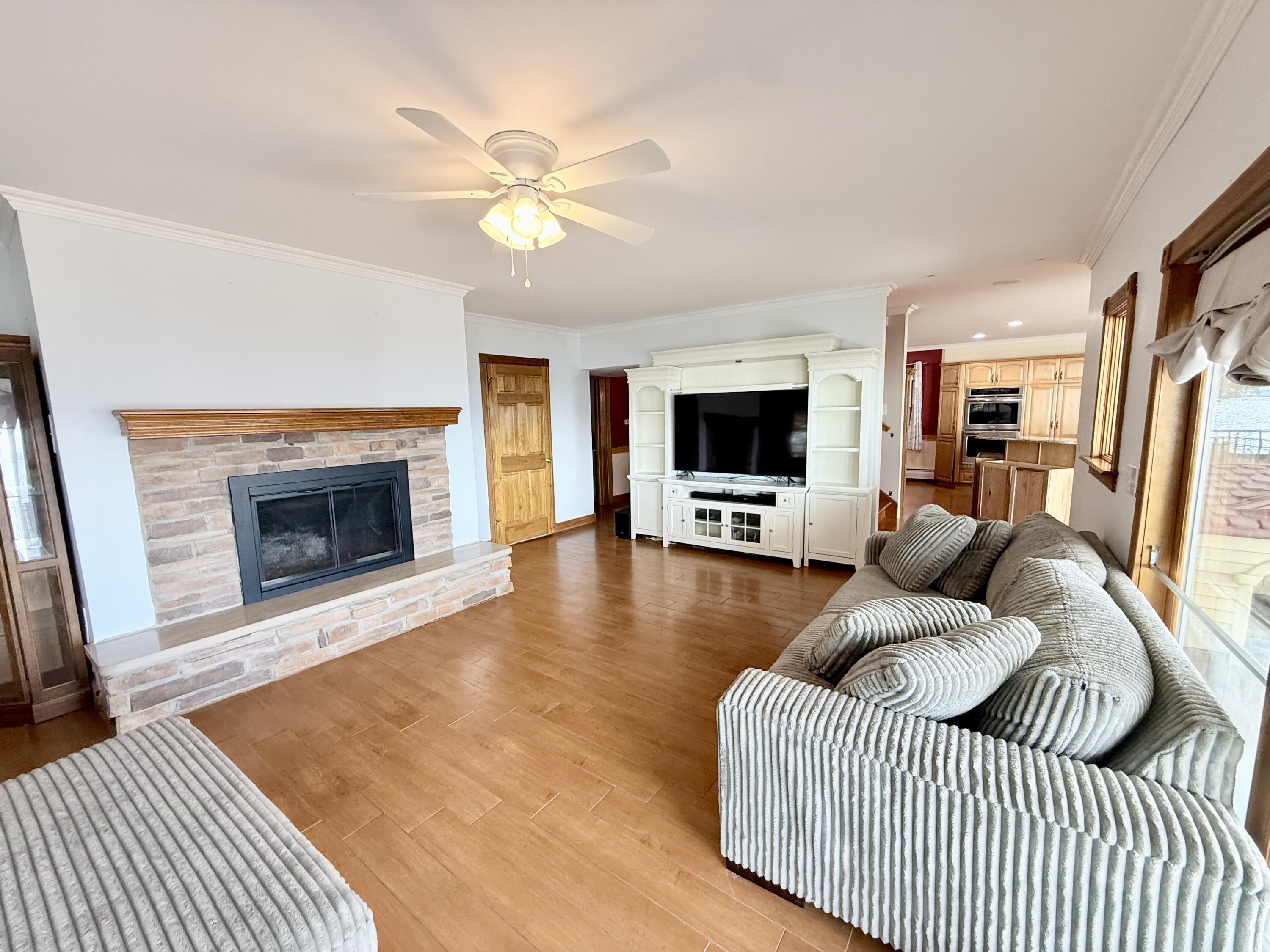 Image 4: Living Room