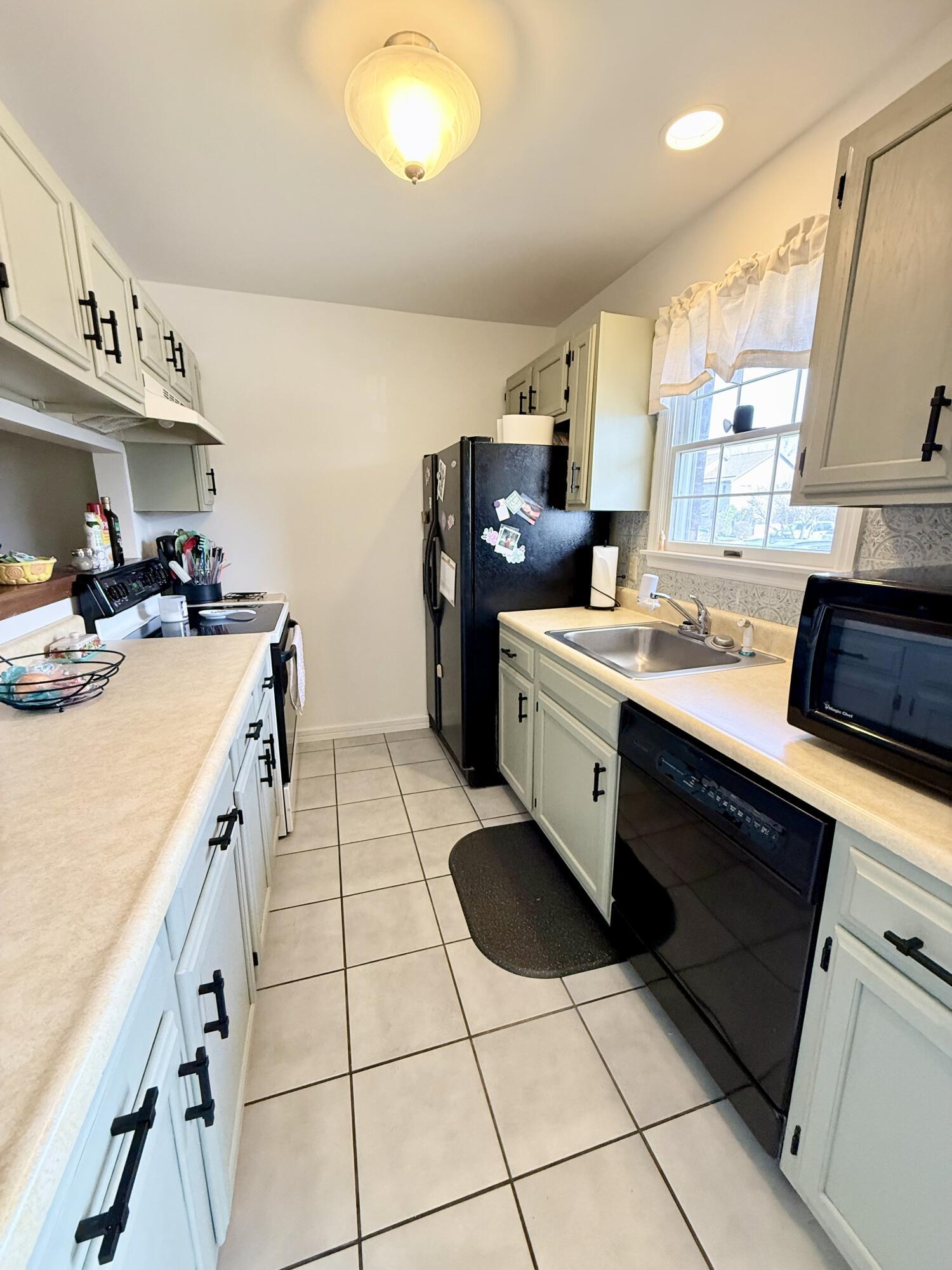 Image 3: Kitchen