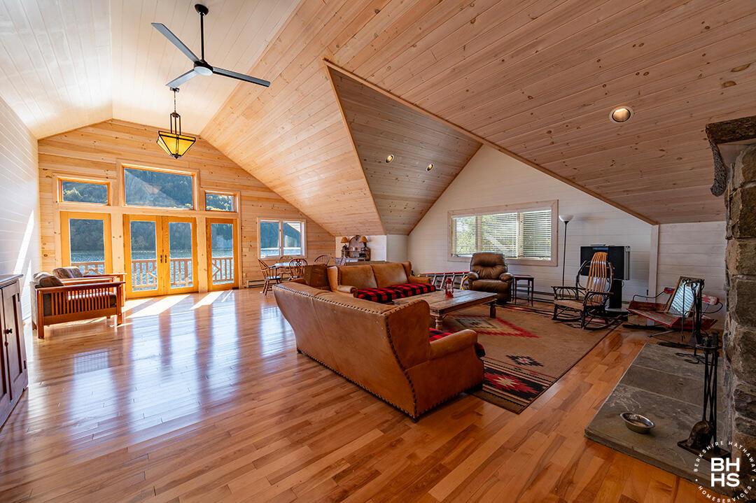 Image 2: BoatAccessCampOnLP_Boathouse2_LivingRoom