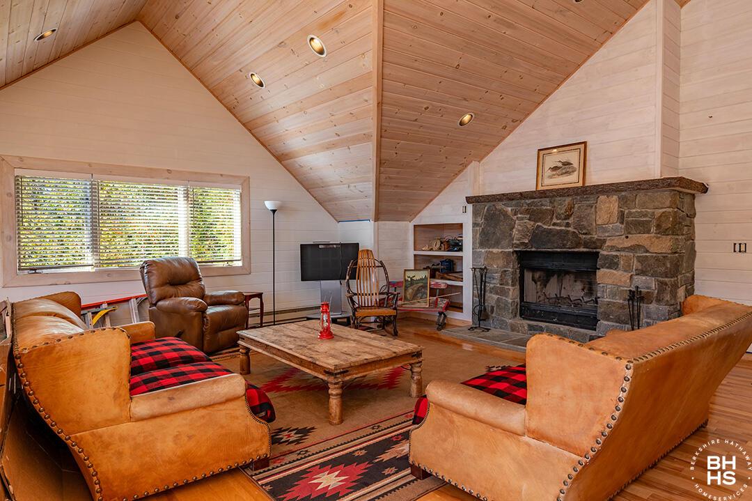 Image 3: BoatAccessCampOnLP_Boathouse2_LivingRoom