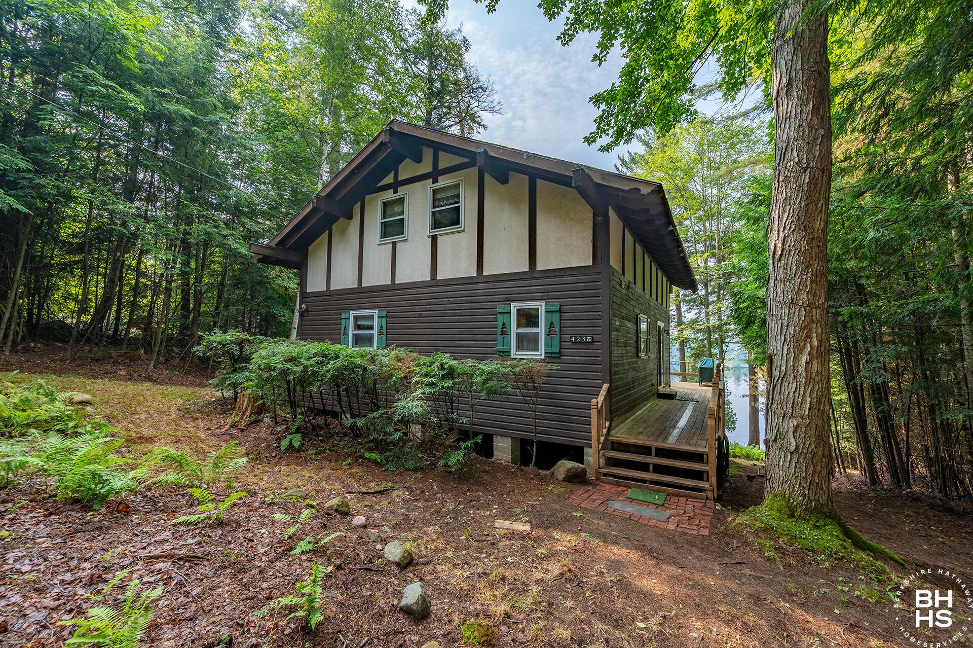 Image 3: GilpinBayHomeOnUpperSaranac_Exterior