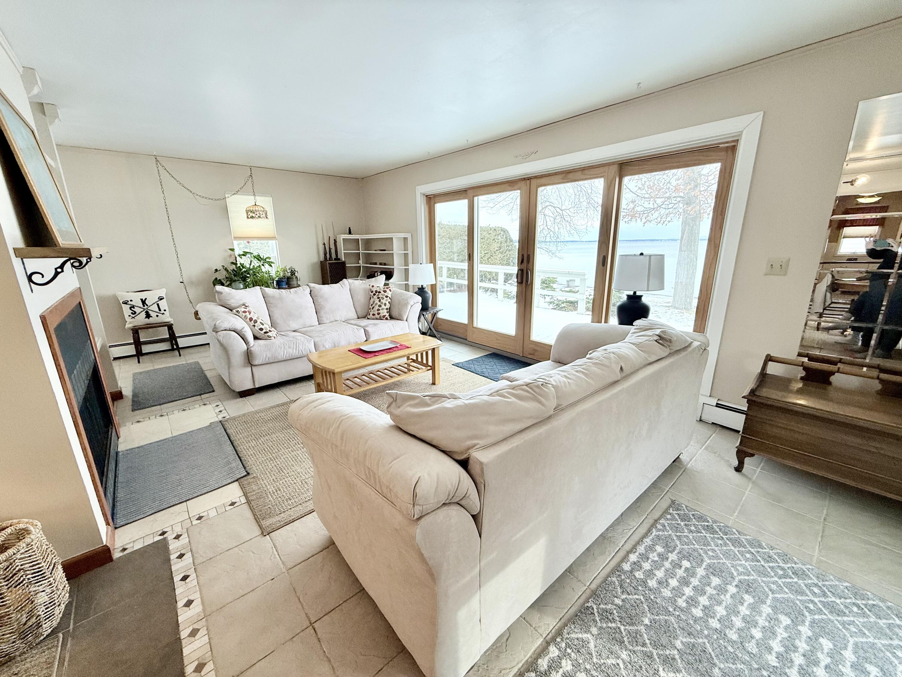 Image 3: Living room