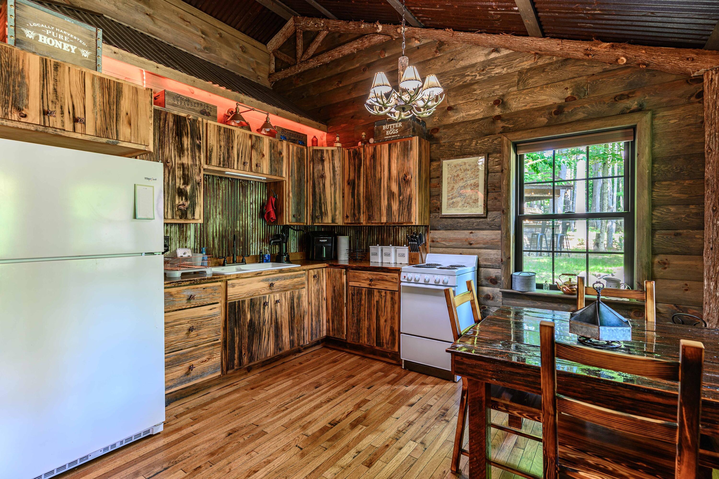 Image 4: Cabin 1 Kitchen