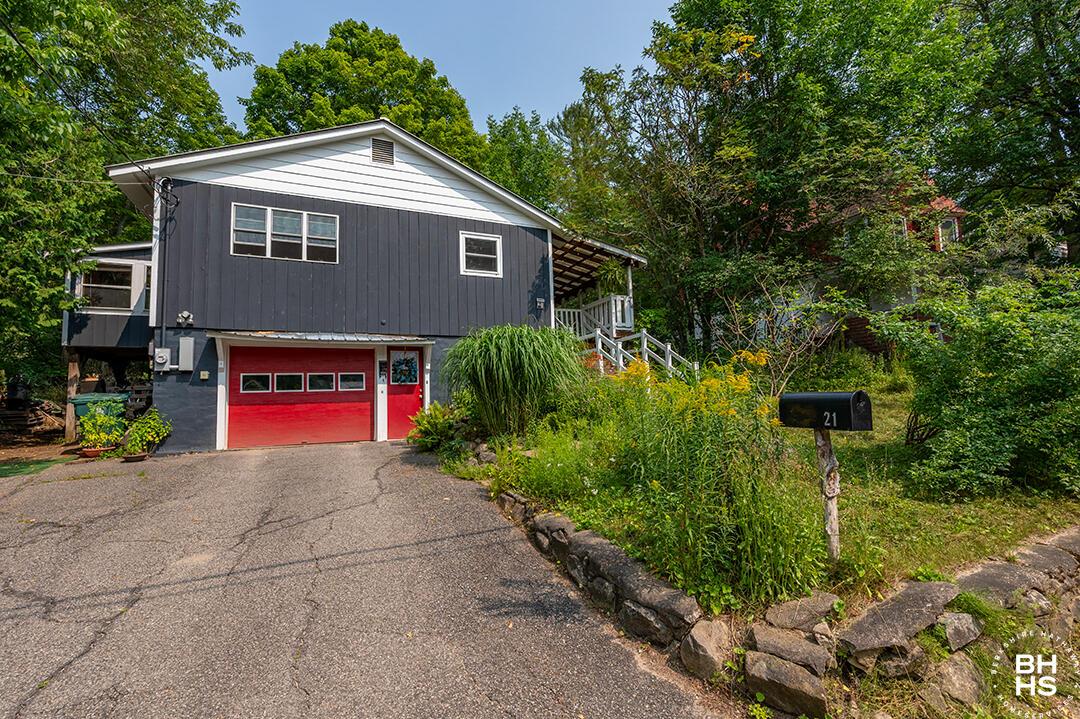 Image 4: CozySaranacLakeHomeOnJenkins_Exterior_L
