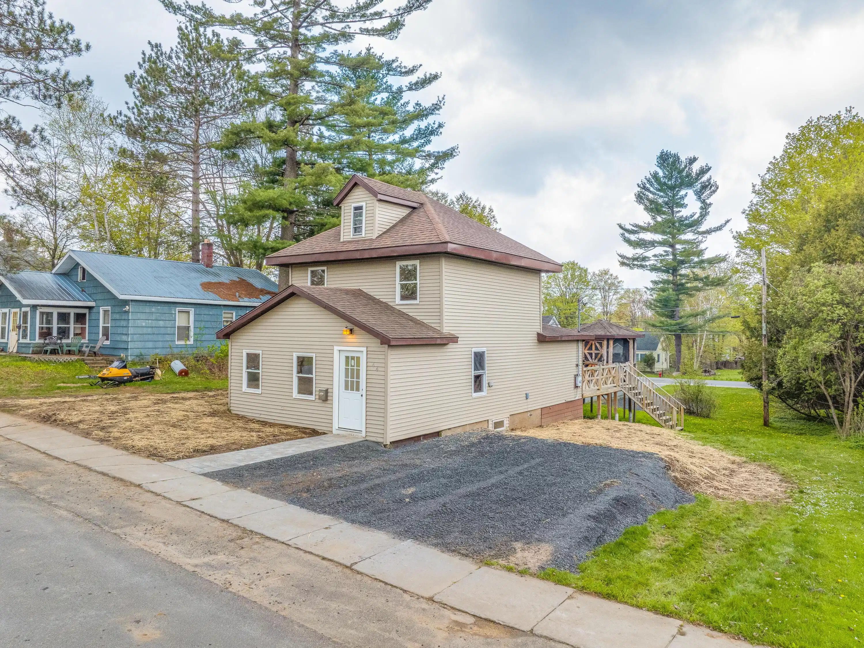 Image 1: 44 Lakeview Ave-16