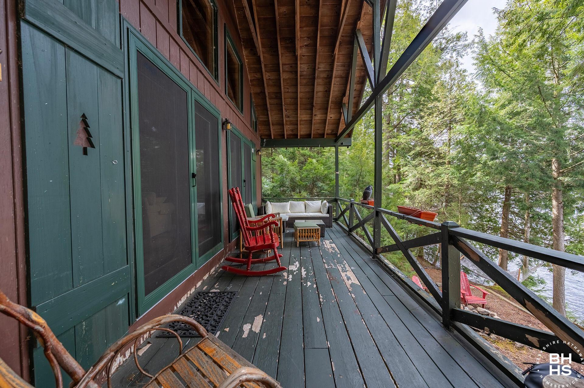 Image 4: CampNorthlightOnUpperSaranac_CoveredPorc